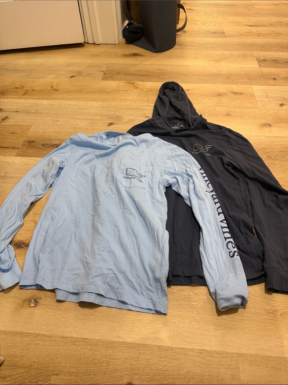 Vineyard Vines Men’s XS long sleeve hoodie and tshirt. Navy and light blue
